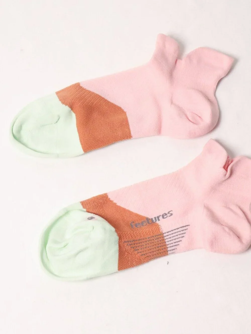 Size M | Feetures Elite Ankle Socks Lightweight No Show Socks